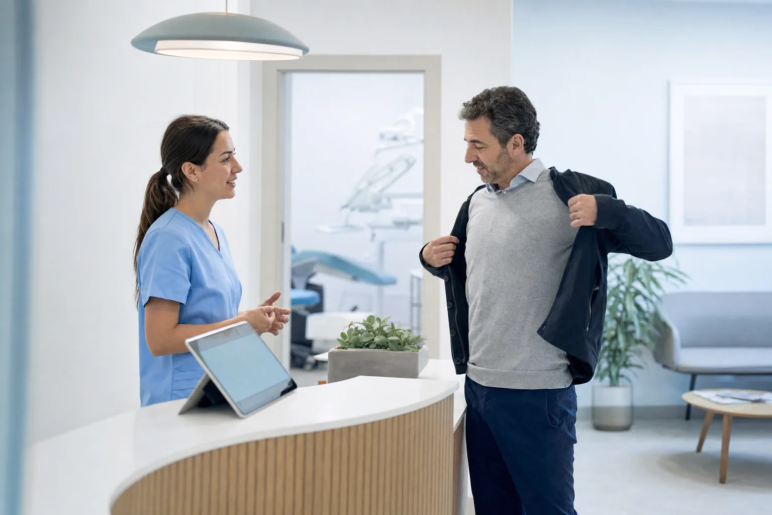 Recepcionista de una clínica dental despidiendo a un paciente en el mostrador (imagen generada con IA)